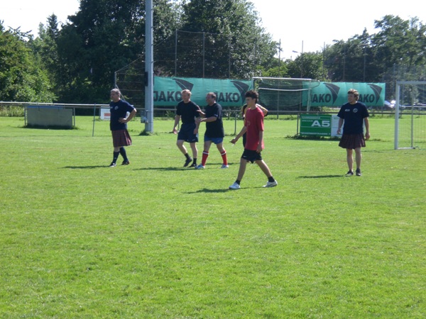 CIMG0099.JPG - ...natürli isch me ou immer fair mit em Gägner...und tröschtet se chli...