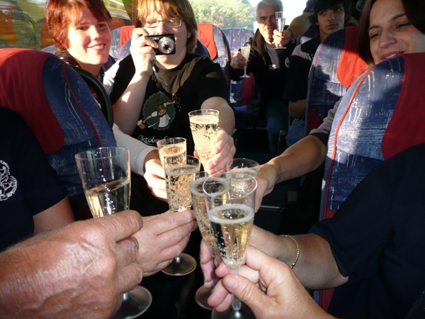 jgureise07 022.jpg - ...jetz geits aber los...es Proseco-Früehstück...