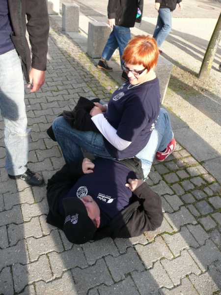 jgureise07 070e.jpg - ...do het mi dr Benno nacheme 3-fache Rittbärger eifach a Bode gschosse und d'Brige het dänkt, wenn si scho mou uf ene richtige Stänge cha hocke, set mes doch usnütze aber lö mer das...