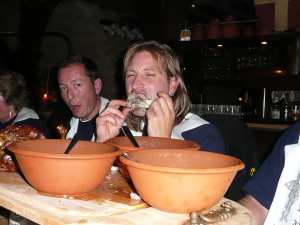 jgureise07 077.jpg - ...jetz chasch mo tue wie dehei - gäu Livu - und du muesch di nid mit dine Hüng am Fuetternapf stritte...