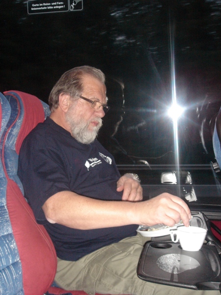 DSC00603.JPG - ...Jetz het er s'Kaffi zschnäu drunke, dr Noldi - s'het ne grad blitzt...