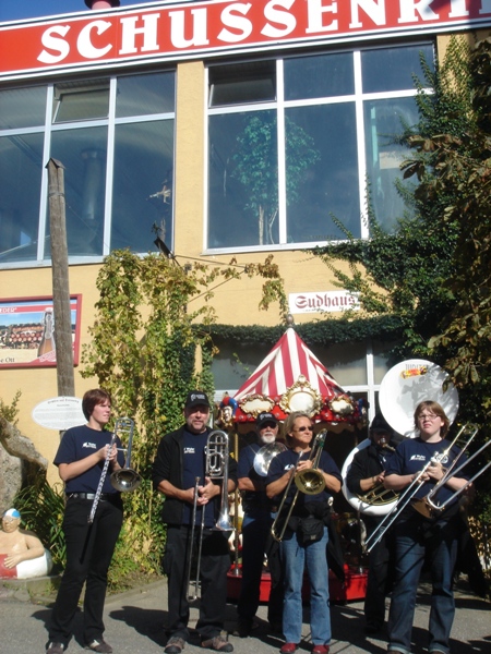 DSC00621.JPG - ...Lets Fetz....vor em Schusserieder-Bierchruegmuseum...