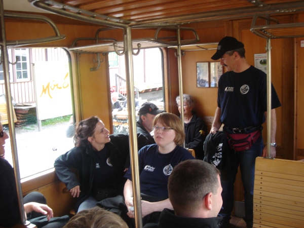 DSC00658.JPG - ...hocket dir nume...üsere paar gö haut i Bierwage...