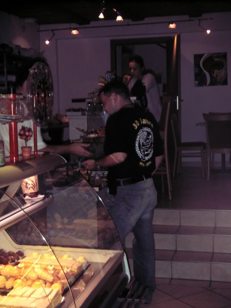 PICT2001.JPG - ...Auso, glichi Reis - angere Paparazzi - do isch dr Säschu bim z'Mörgele (ussueche)...