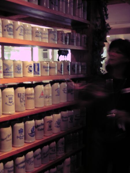 PICT2084.JPG - ...no es paar Bierchrüeg...ohni grosse Kommentar...