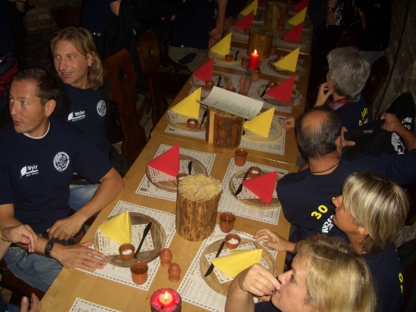 CIMG1240.JPG - ...no mou e Sprung: jetz si mer scho bim Rittermahl...