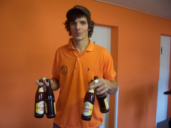 CIMG1409.JPG - ...und üse "liecht" pigmäntiert Bierträger het ou scho Nachschub gholt...