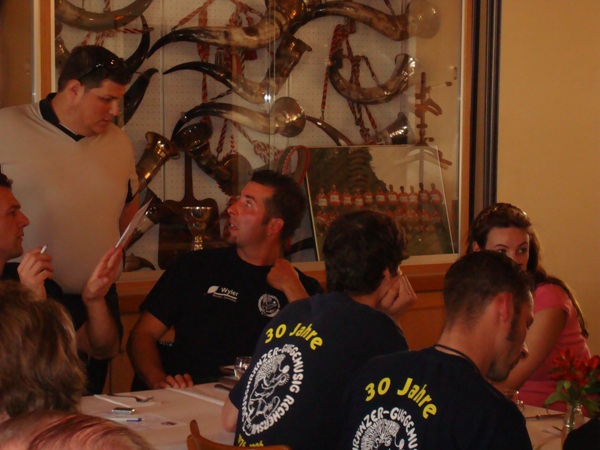 DSC00046.JPG - ...dr Miui lost interessiert zue...ou är het 10 Johr hüt am Obe...