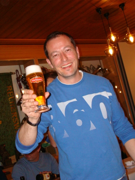 DSC00089.JPG - ...aha, verwütscht mit Bier; aber äntli stoht ou dr Hardy derzue ...........isch guet, Hardy, chasch wider hocke...
