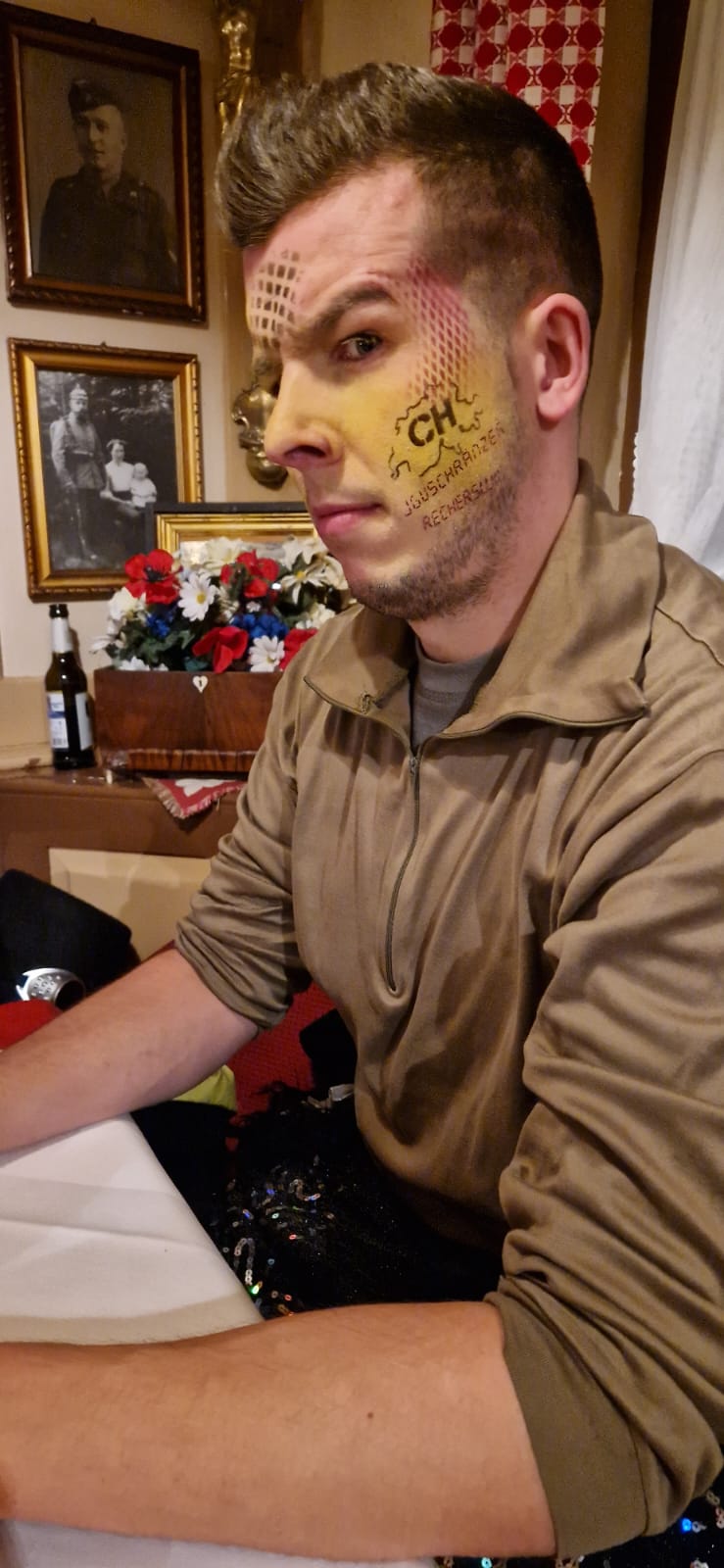 WPHY8327.JPG - Em Assli si Blick, nächdäm är dr "Wär het die gröschte Naselöcher"-Konquest verlore het.