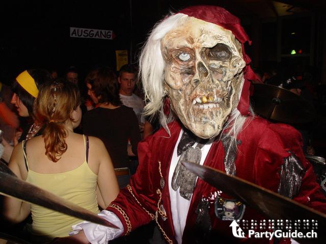 49_Jguparty_2006.jpg - ...das isch kei Fründ vo üs, dä isch üs scho vom Bahnhof us nochglofe !...