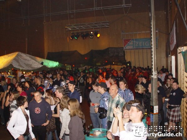 00030667_00002885.jpg - d'Party isch vou im Gang - und d'Halle platzt scho bau...